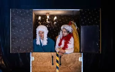 Розенкранц и Гилденстерн по модата на Елизабетинската епоха.  