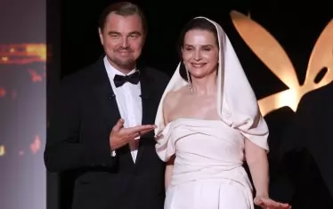 Жулиет Бинош, председател на журито, с Леонардо ди Каприо.