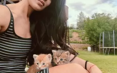 Режисьорката обича и спасява всякакви животинки.