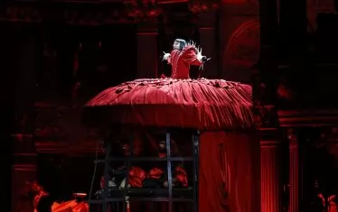  Смайващите сценични тоалети са запазена марка на Гага. 