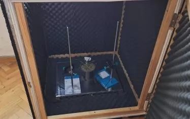 Кутията, с растение и друга техника в нея.