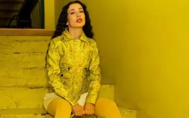 В модна фотосесия пред обектива.