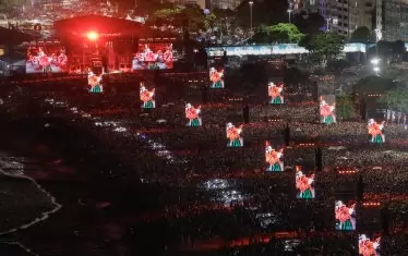  Над 2 милиона души са на плажа Копакабана по време на концерта.