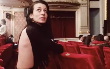 Елегантна в Народния театър...