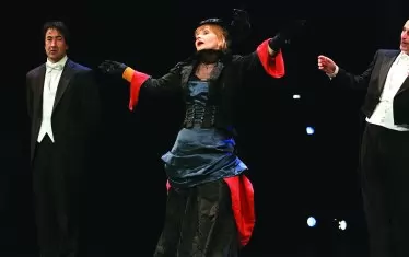  В "Идеалният мъж" от Оскар Уайлд.