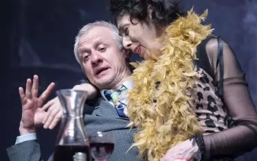  С Йорданка Стефанова в спектакъла на Сатирата "Вечеря за тъпаци".