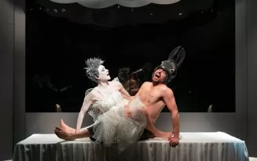 С намесата на въшебства любовта понякога приема странни форми в "Сън в лятна нощ".