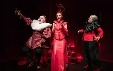 Гергана Христова, Светослав Добрев и Ангелина Славова като церемониал-майстор в княжеския двор.