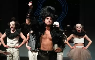 Духът Пък, от когото тръгват повечето пакостни намеси в пиесата - Севар Иванов.