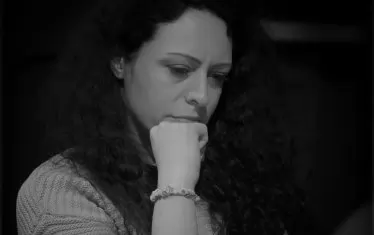  Актрисата Камелия Хатиб по време на репетиция.