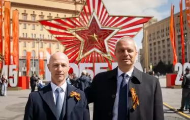 Българското участие на парада - лидерът на "Възраждане" Костадин Костадинов с депутата от неговата партия Коста Стоянов.