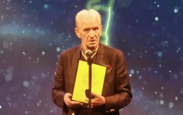 Художникът Емил Стойчев със "Златно перо" но 90.