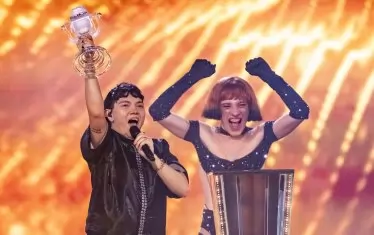 Джей Джей от Австрия с миналогодишния победител Немо, облечен като бурлескова артистка.