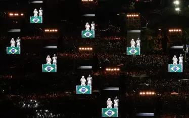  Над 2 милиона души са на плажа Копакабана по време на концерта.