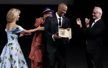 Дензъл със селекционерите на фестивала Ирис Кноблох и Тиери Фремо.