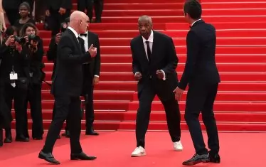 На червения килим.