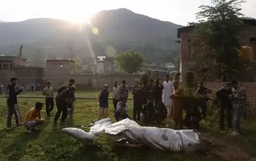  Индийци от Шринагар оглеждат останките от самолет, свален край джамия в покрайнините на града