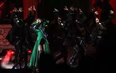  Звездата пя и със сценичен костюм в цветовете на бразилското знаме.