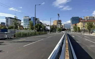 Растителността към момента е буквално в рамките на няколко метра от улицата.