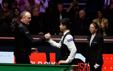 Историческият момент, в който трикратният световен шампион Марк Уилямс поздравява новия носител на короната пред погледа на Десислава Божилова.