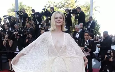  Ел Фанинг също демонстрира пълна прозрачност през май м.г.