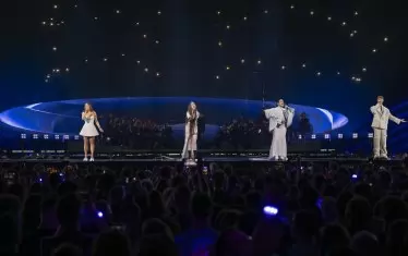 Марина Сати от Гърция, Джери Хайл от Украйна, Йоланда от Португалия и Силвестър Белт от Литва изпълняват Ne partez pas sans moi - песента, с която Селин Дион спечели "Евровизия" преди 37 години. 