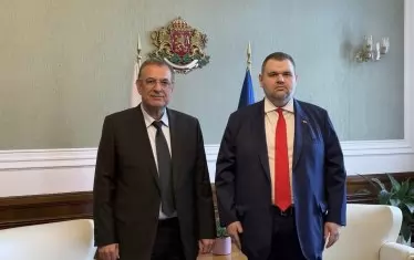 Чакъров прегърна Пеевски в сюрреалистичен кошмар
