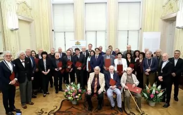 Наградените с министъра.