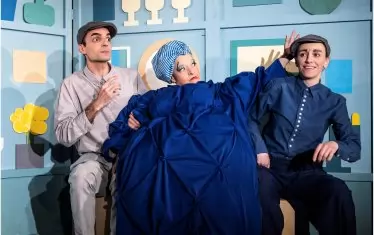  Вяра Коларова с Тони и Велислава: мадам Роза с двама от питомците си.