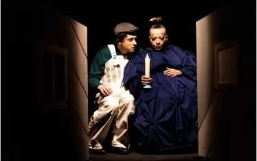  Момо и старата еврейка в нейното скривалище, където тя се бори с кошмарите от миналото.