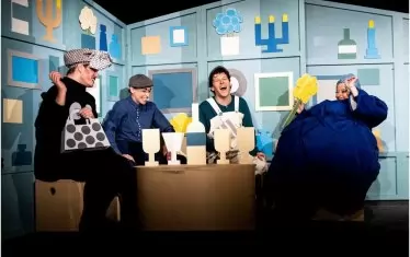  Антон Димитрачков (травеститът мадам Лола), Велислава, Йордан и Вяра Коларова.