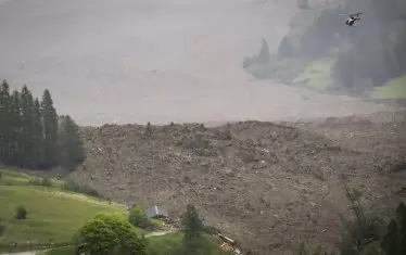 Ледник в Швейцарските Алпи падна върху планинско село