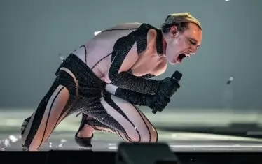 Изпълнение на Немо от Швейцария, който миналата година спечели конкурса и го доведе в Базел.