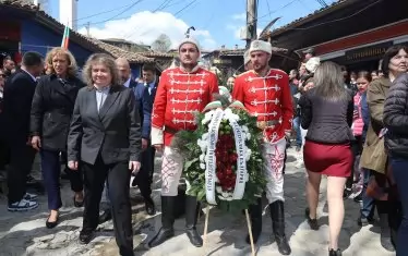 Венци на гроба на Каблешков поднесоха кметът на община Копривщица Мария Тороманова, потомци на героя и председателката на парламента Наталия Киселова.