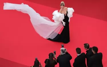 Също и прекалено дългите и обемни шлейфове