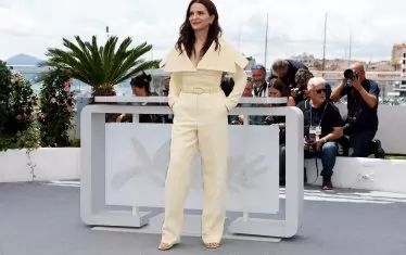 Жулиет Бинош води журито в състезателната програма.