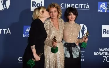 Валерия Голино позира с актрисите от филма "Изкуството на радостта" Валерия Бруни Тедески и Текла Инсолия.