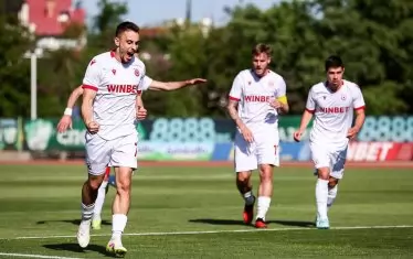 Националът Илиан Илиев-младши (вляво) се радва на гола си, с който ЦСКА откри резултата срещу "Берое".