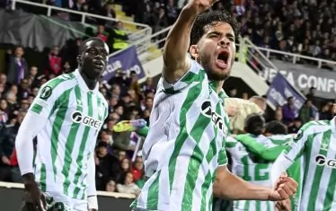 Мароканският национал Абде Езалзули е стиснал радостно юмруци, след като е изравнил за "Бетис" за 2:2 срещу "Фиорентина" в продълженията на равенша във Флоренция и така е осигурил първия европейски финал в историята на испанския клуб.