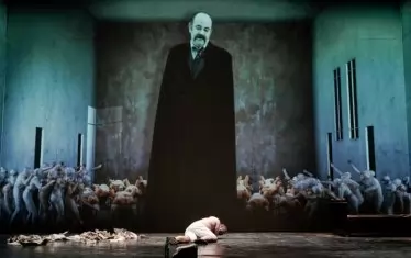  Сцена от спектакъла на Силвиу Пуркарете "Орачът и смъртта".
