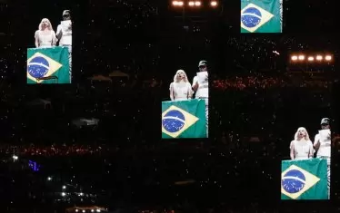  Над 2 милиона души са на плажа Копакабана по време на концерта.