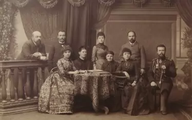 Тук Муткуров е заедно със Стефан Стамболов, Мара Стамболова и др.