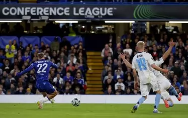 Киърнан Дюсбъри-Хол (вляво) отправя шута за гола на "Челси", с който "сините" спечелиха и реванша с "Юргорден", този път в Лондон.