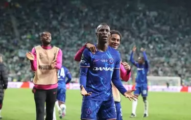 Сенегалският нападател Николас Джаксън (на преден план) получава поздрави от съотборниците си в "Челси", след като е направил обрата в резултата до 2:1 във финала срещу "Бетис" във Вроцлав.