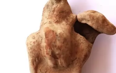 Келтската богиня Епона вероятно изобразена като жена, яздеща кон.