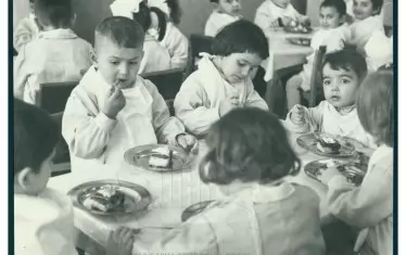 Деца от детска градина в с. Грамада (днес град) по време на обяд. 1971 г.