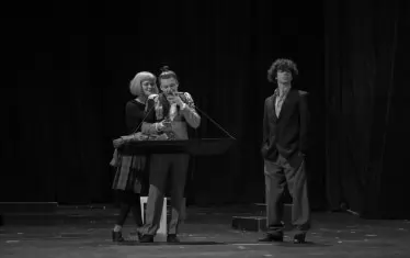  Сцена от спектакъла "Сако от велур" с младите актьори на трупата.