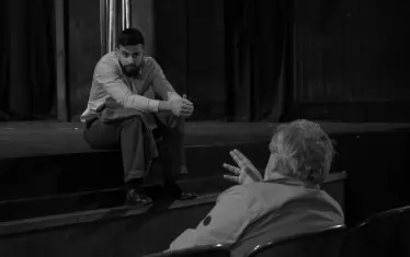  Режисьорът Боил Банов (в гръб) по време на репетиция.