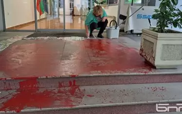 Входът на Министерството на културата бе залят с червена боя