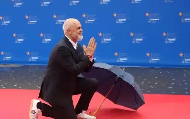 Еди Рама посрещна на колене Мелони в Тирана